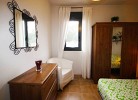 Schlafzimmer mit Schrank und Kommode